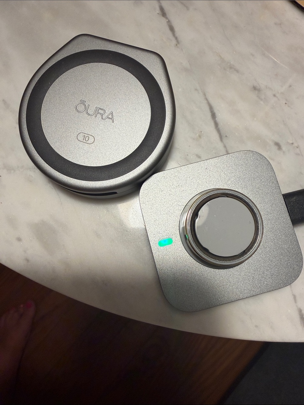 Oura 4 Ring with Charging Dock and Case in Gold